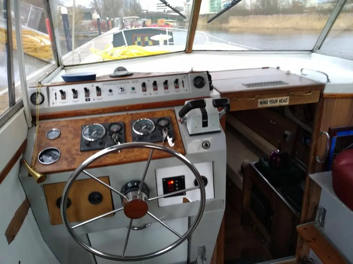 Princess 32 motor cruiser twin engine boat - Image 2