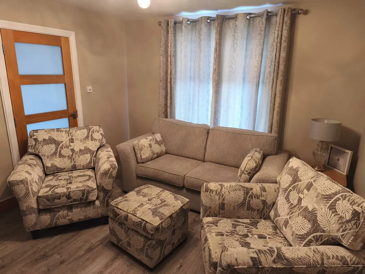 3 -1-1 suite plus foot stool - Image 1