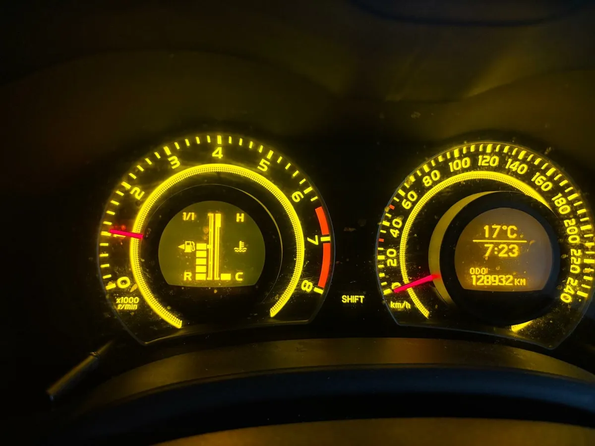Toyota Corolla very low km - Image 4