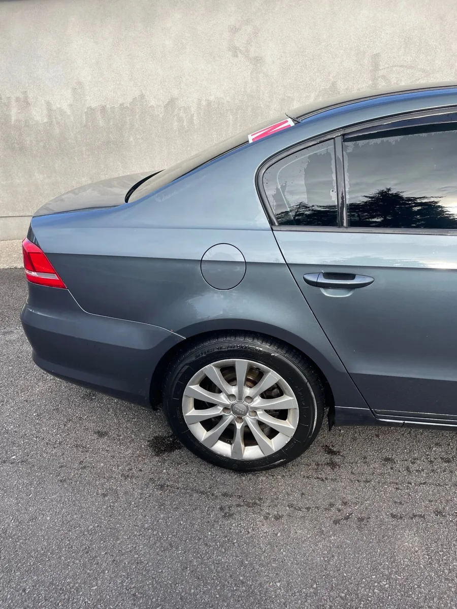Volkswagen Passat 2013 - Image 2