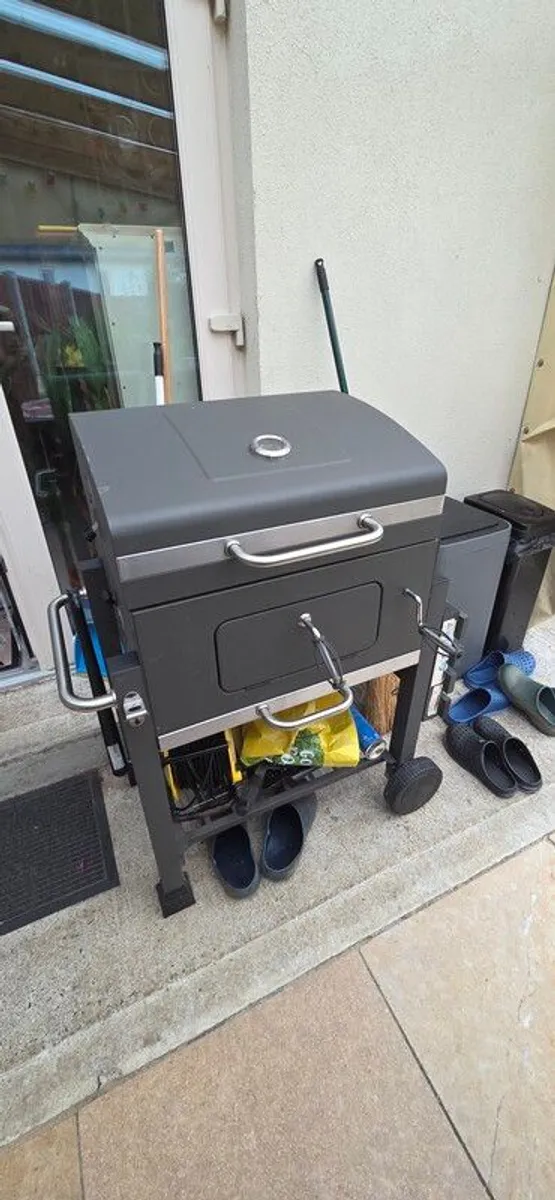BBQ charcoal with pizza owen - Image 1