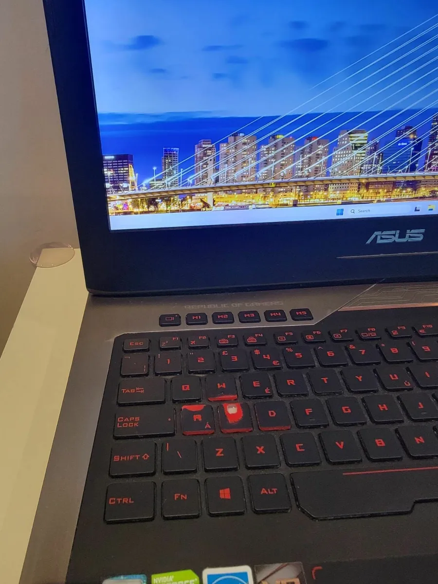 Laptop - Image 2