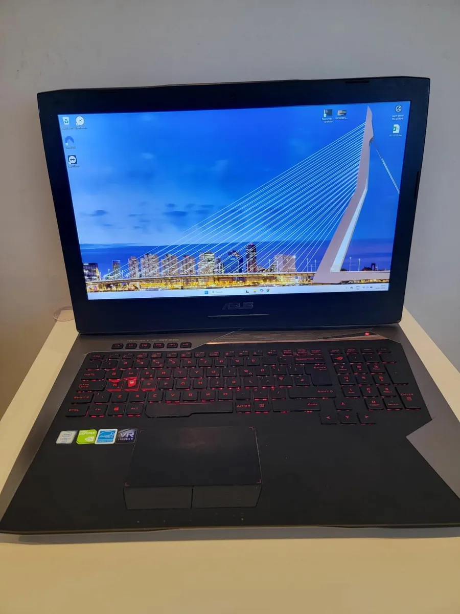 Laptop - Image 4