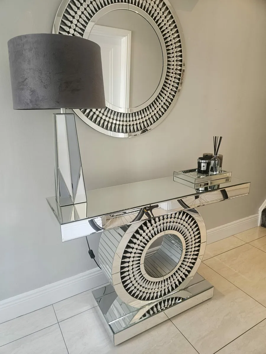 Table, Mirror, lamp - Image 1