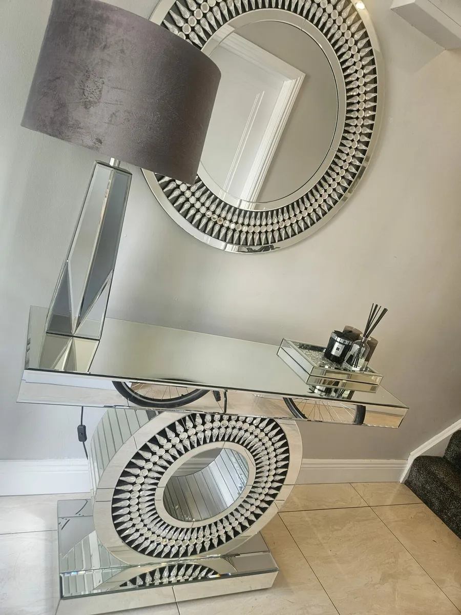 Table, Mirror, lamp - Image 2