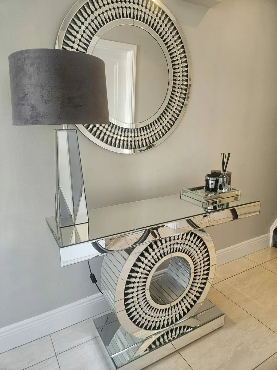 Table, Mirror, lamp - Image 3