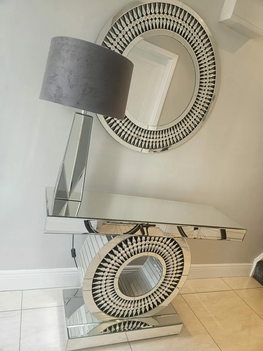 Table, Mirror, lamp - Image 4