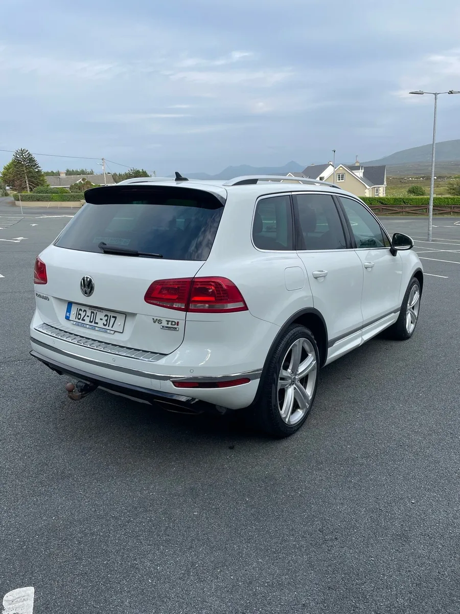 Volkswagen Touareg R-line Crew Cab - Image 4