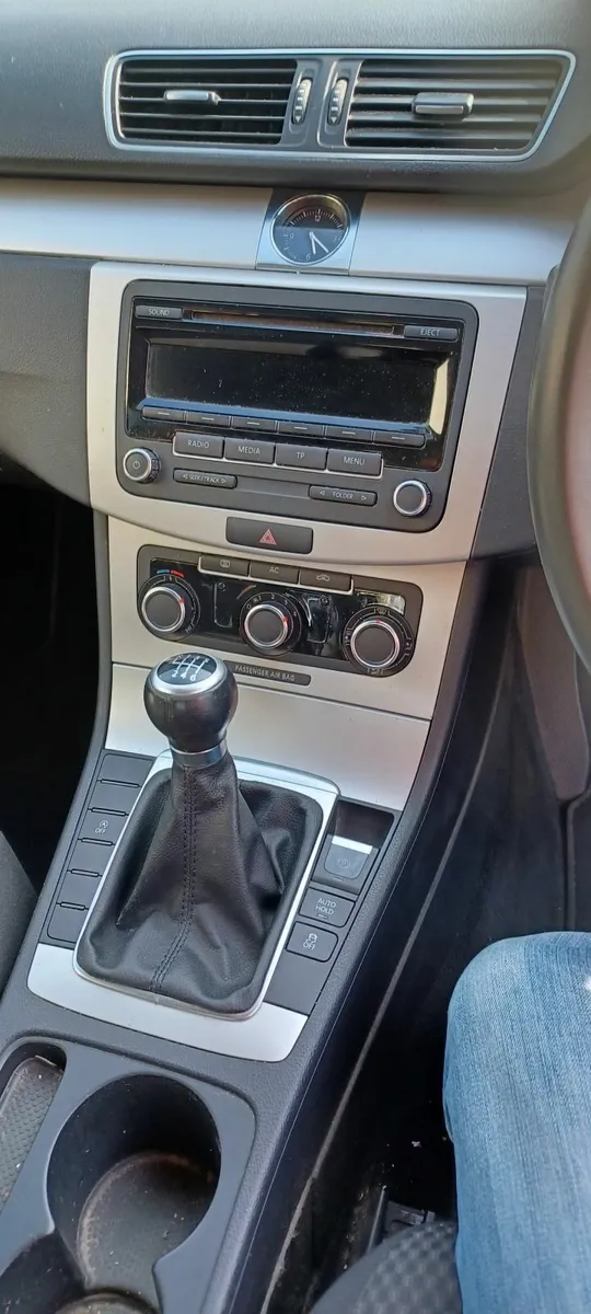 Volkswagen Passat 2012 - Image 2