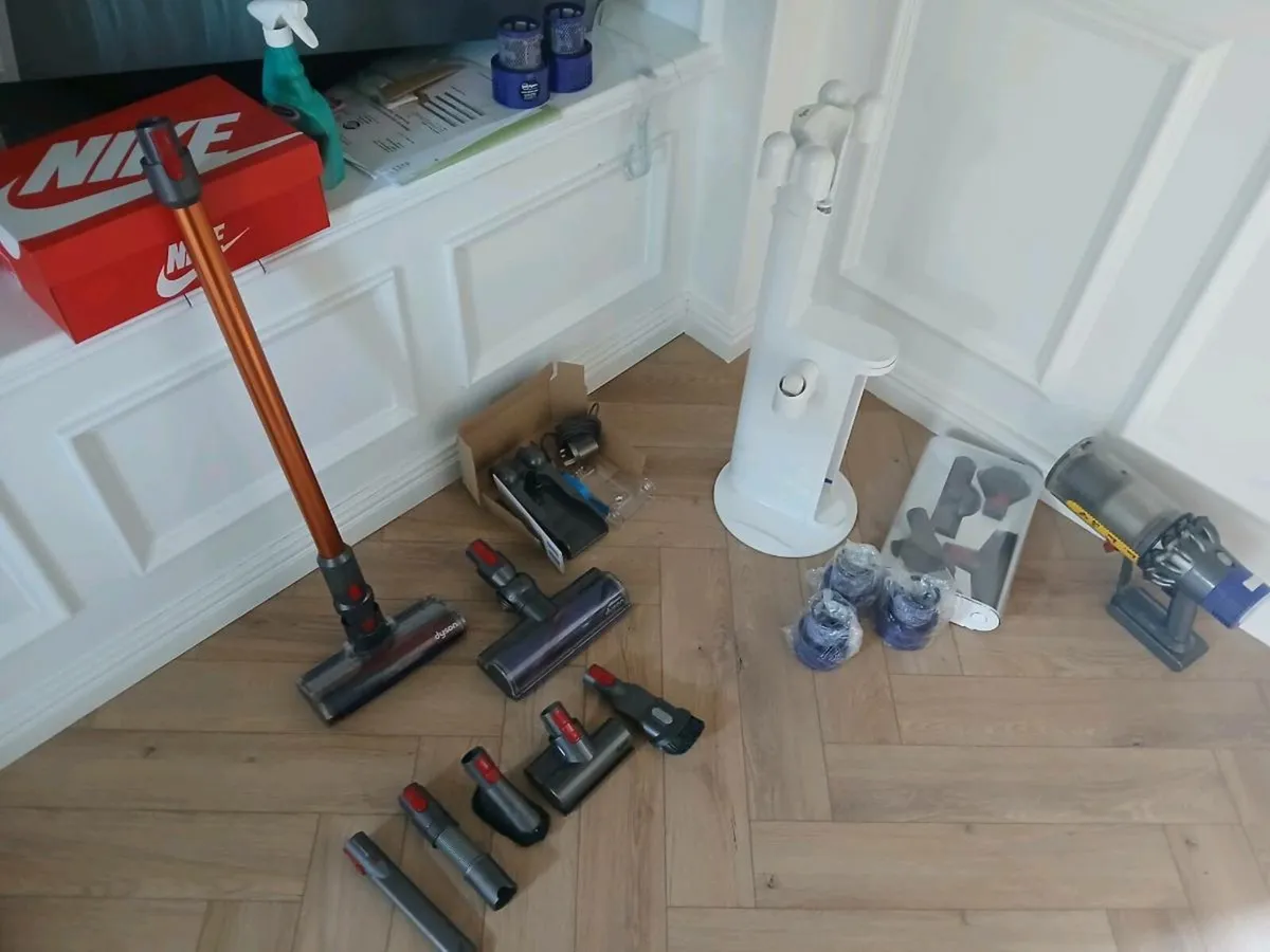 Dyson V10 docking station - Image 2