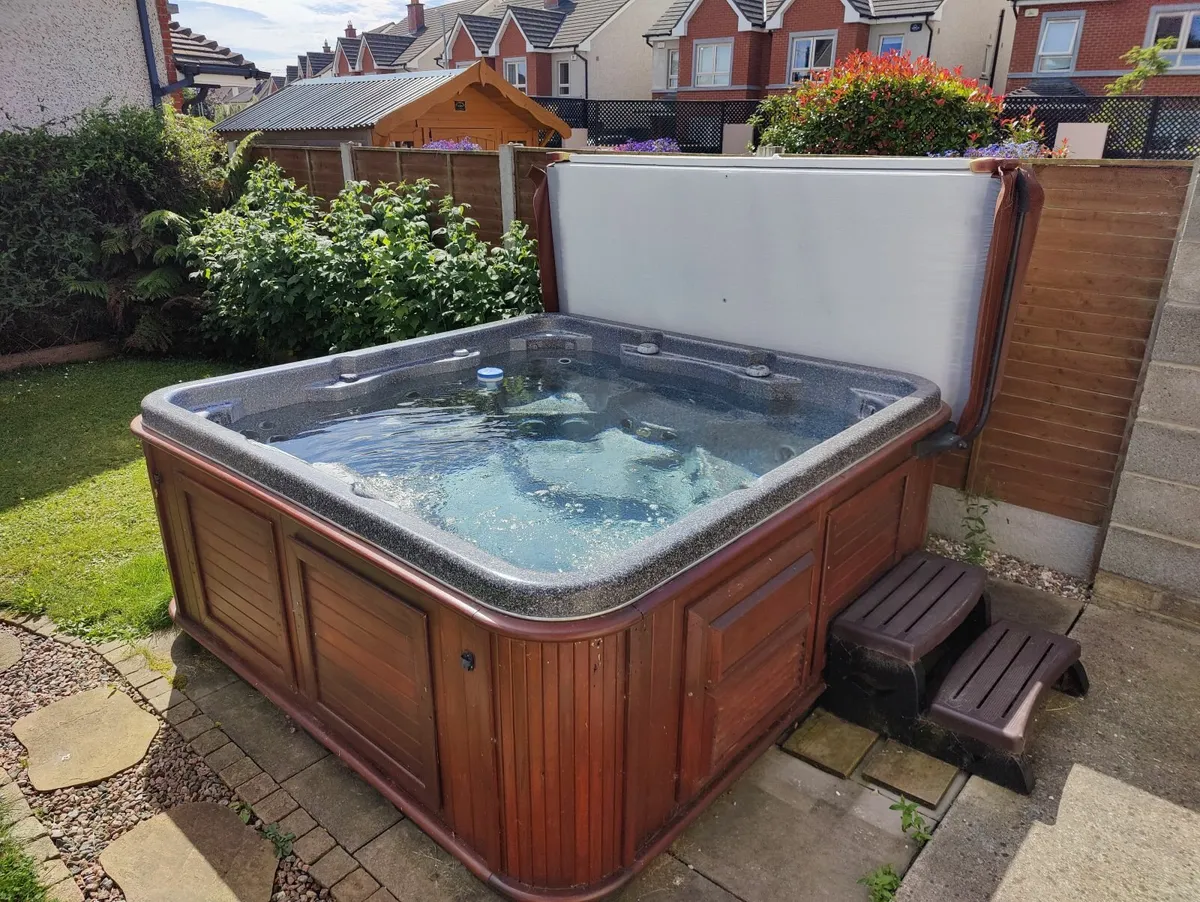 Outdoor Hot Tub Jacuzzi 7 Person - Image 1