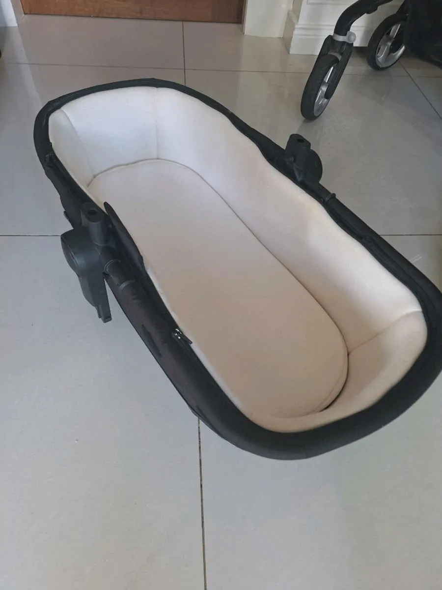 Silvercross pioneer travel system - Image 3
