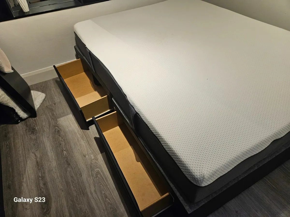 King size bed - Image 1
