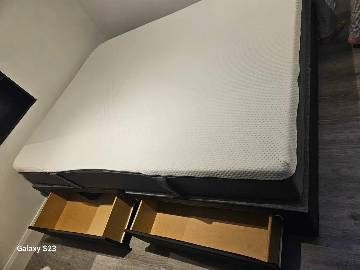 King size bed - Image 2