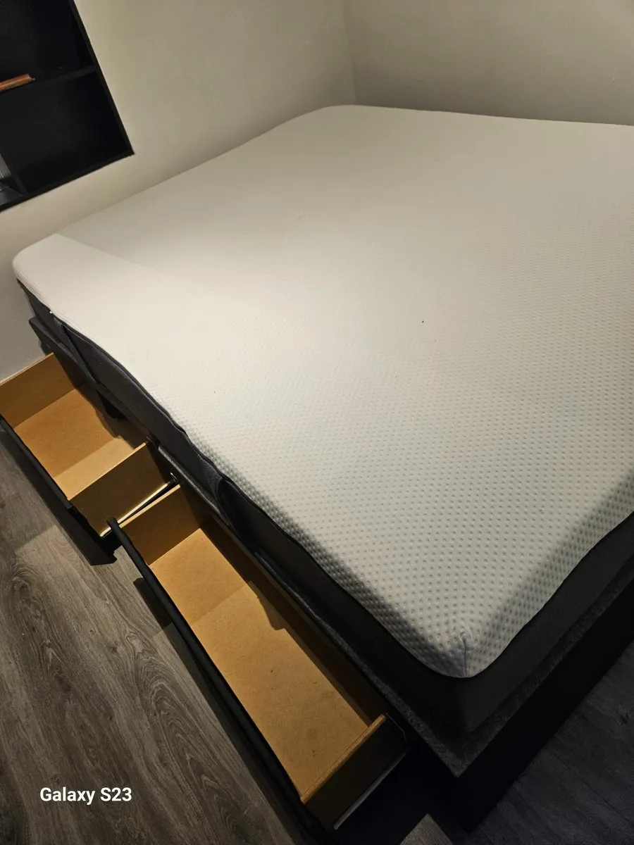 King size bed - Image 3