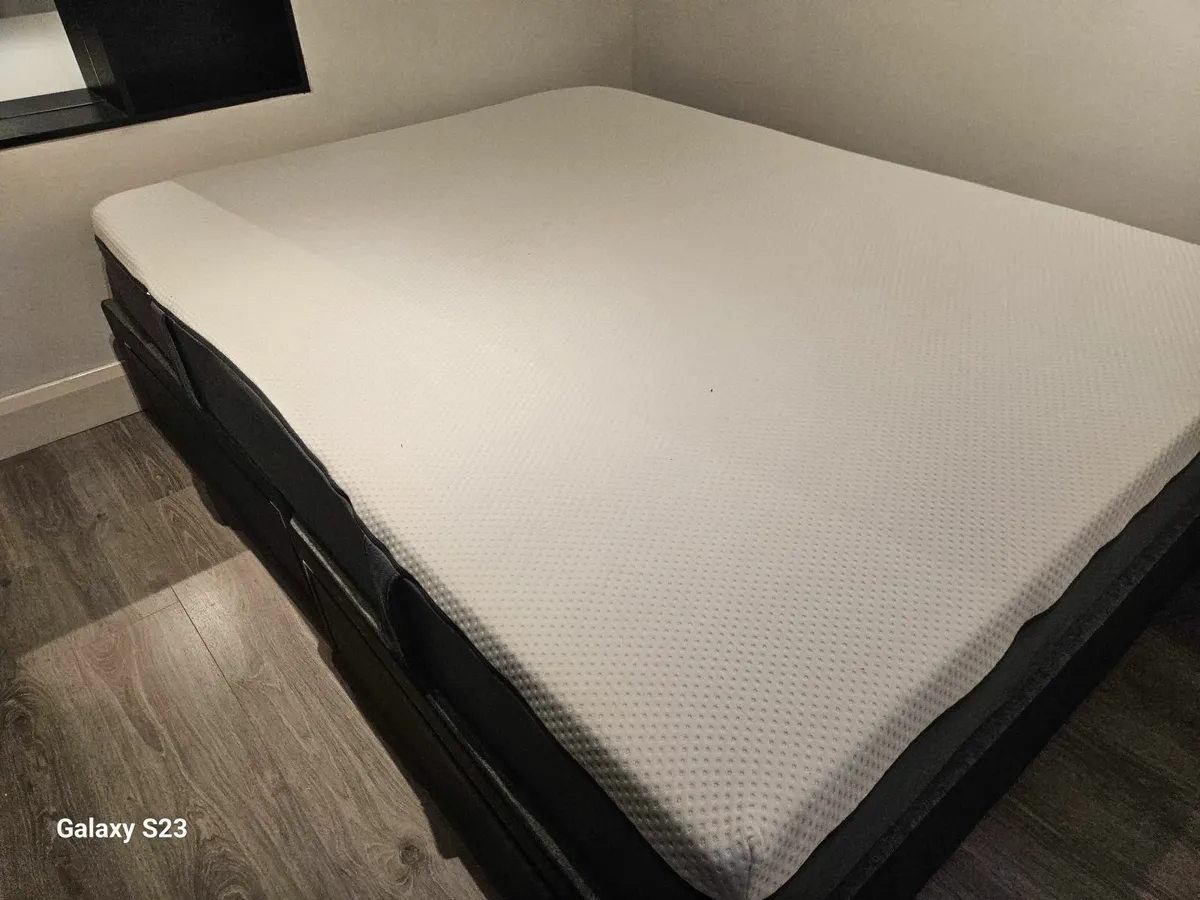 King size bed - Image 4