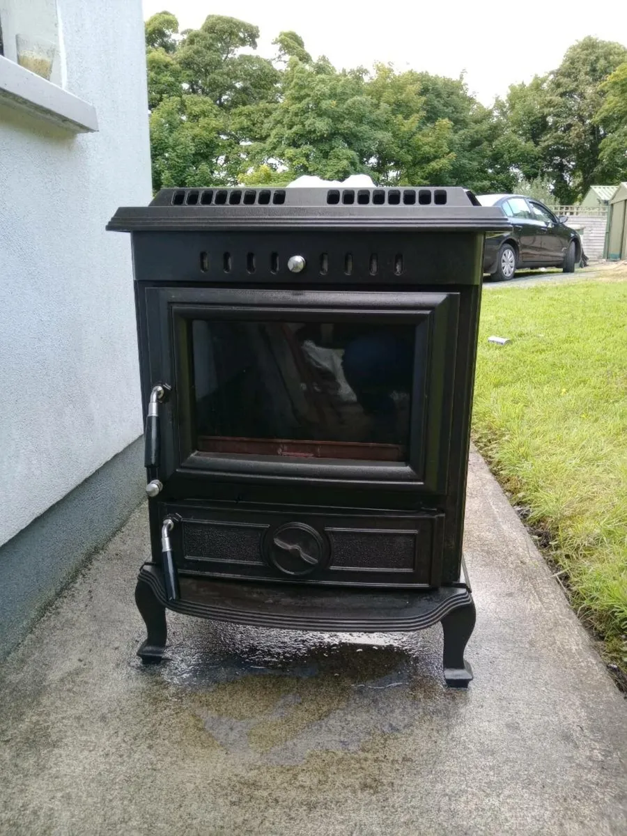 Solid fuel stove with boiler - Image 1
