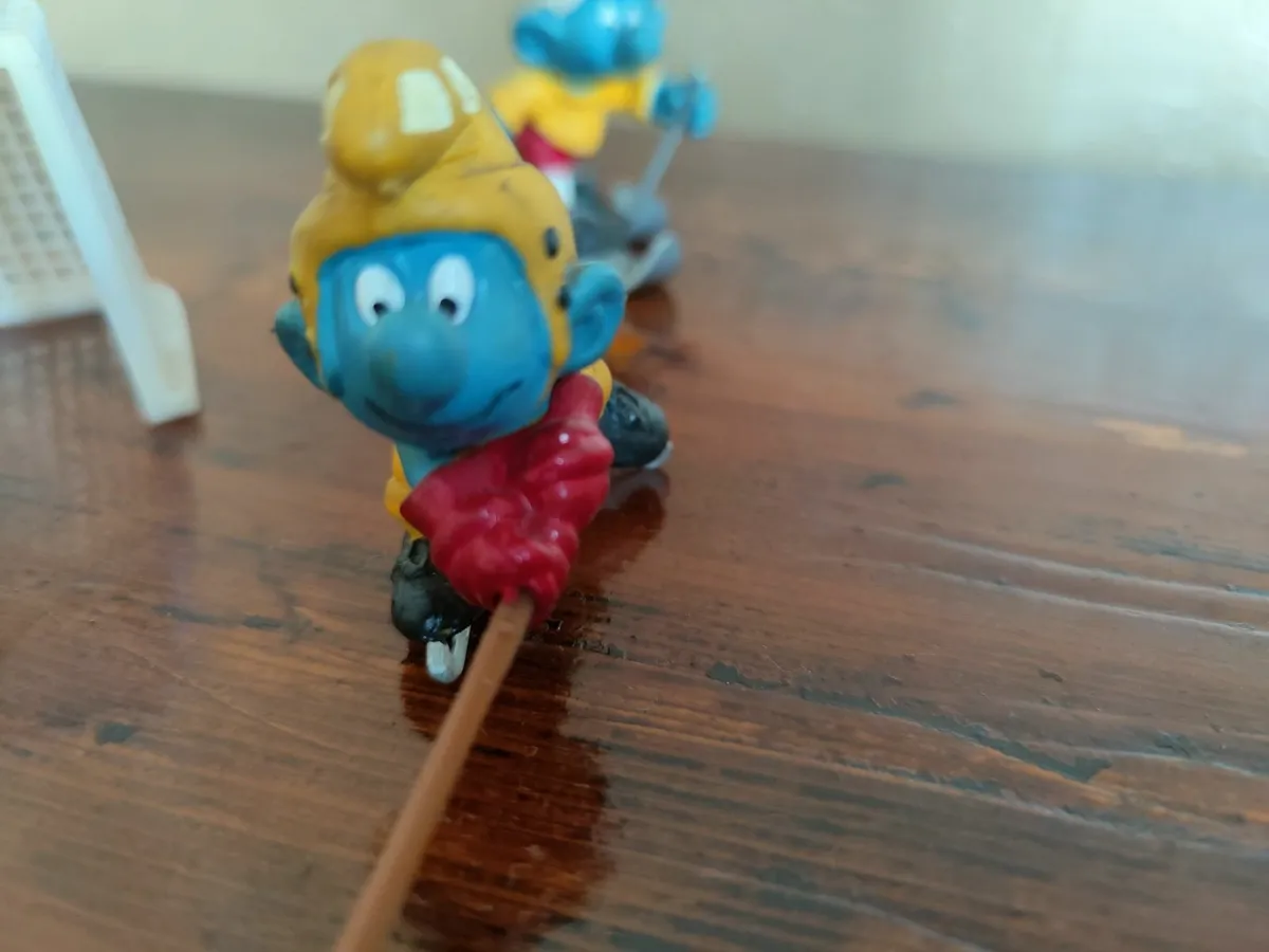 Vintage Sports Smurf: Ice Hockey & Skier (each) - Image 1