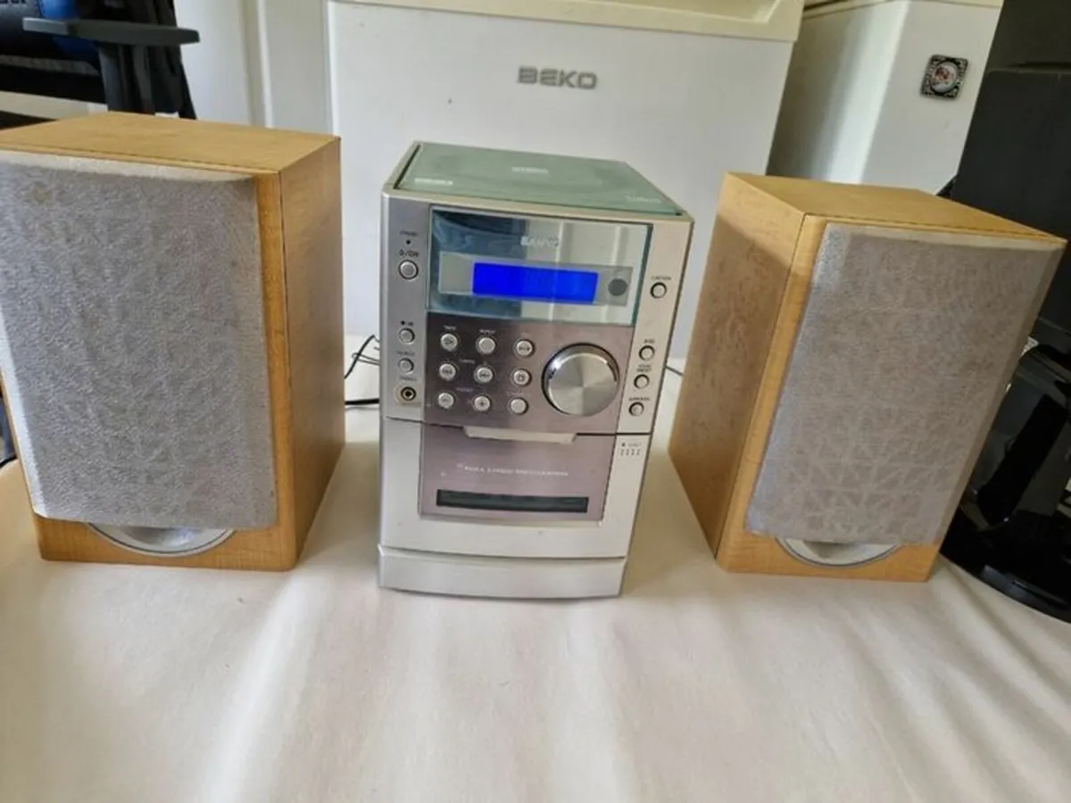 Sanyo 3 in 1 Hifi Stereo System Radio, Tape, CD, - Image 1