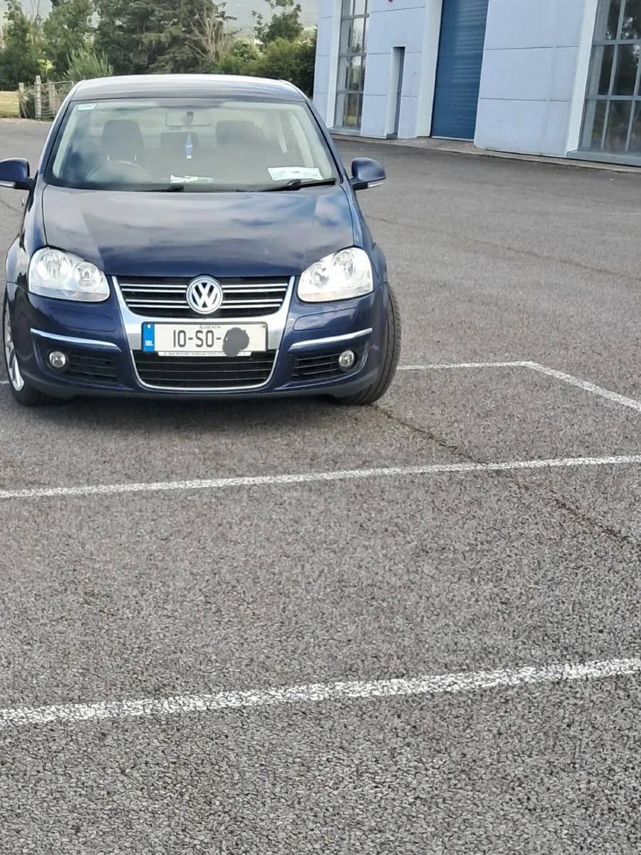 Volkswagen Jetta 2010 - Image 2