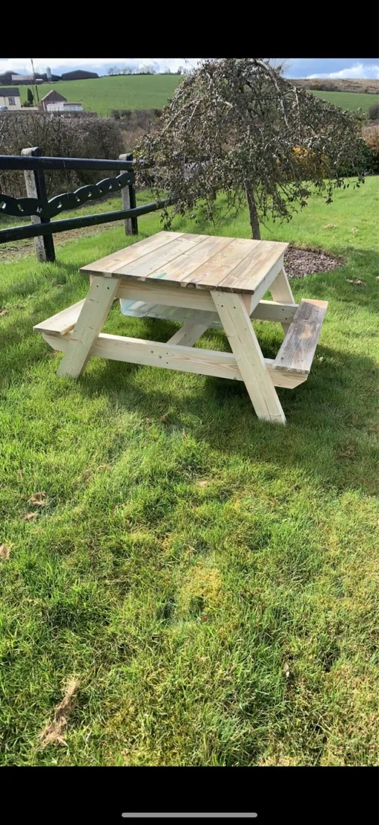 Children’s picnic table - Image 4