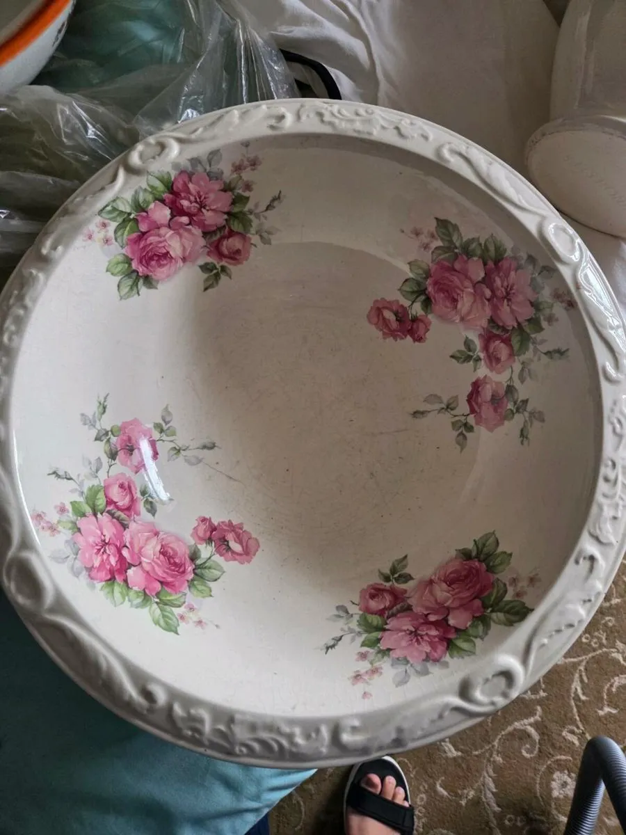 Vintage wash basin and bowl - Image 1