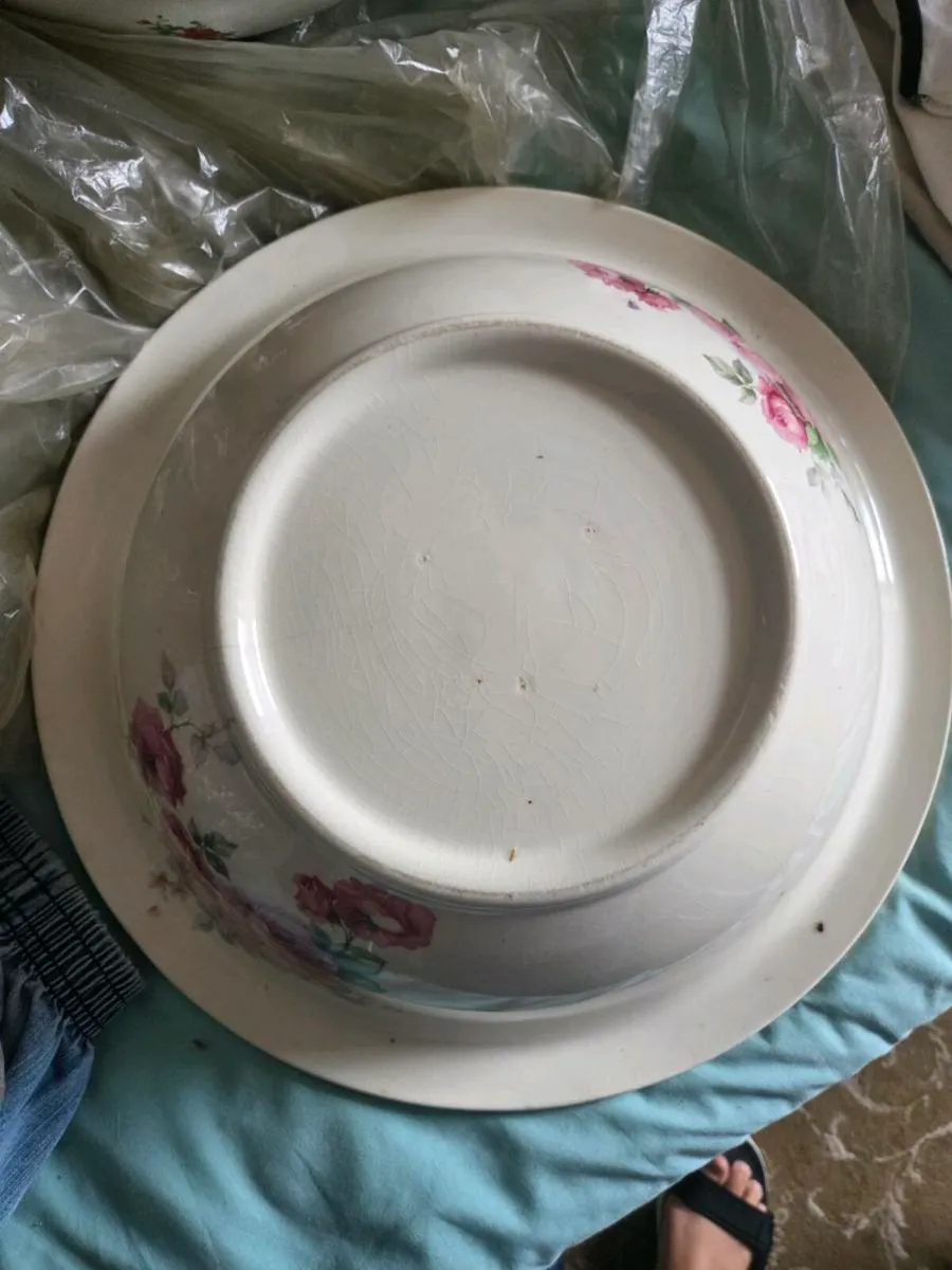 Vintage wash basin and bowl - Image 4