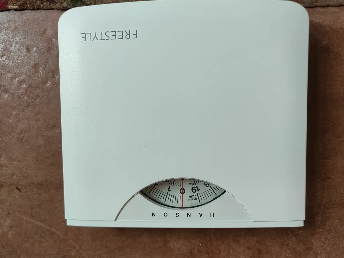 ASNEW: Hanson Mechanical Bathroom Scale Magnified - Image 2