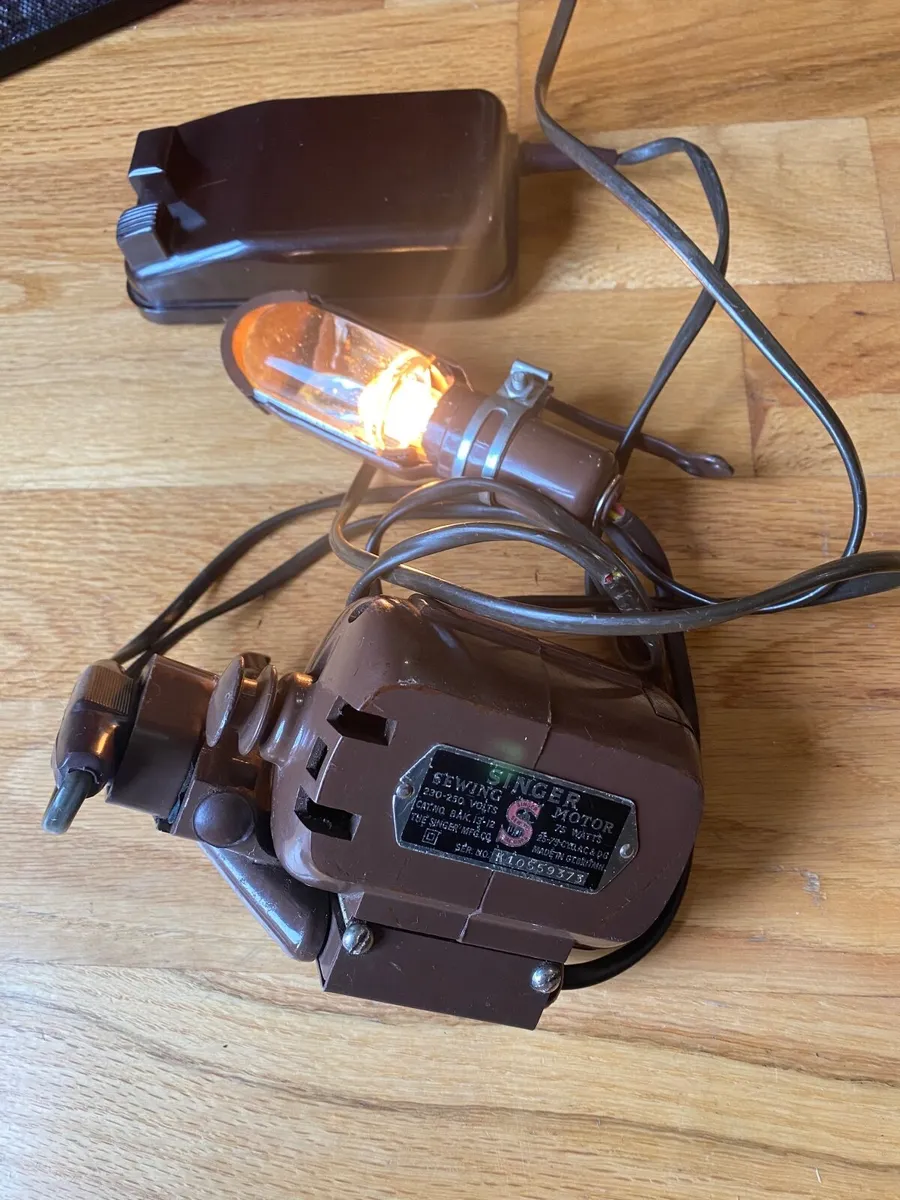 Singer antique motor, foot control and light - Image 1