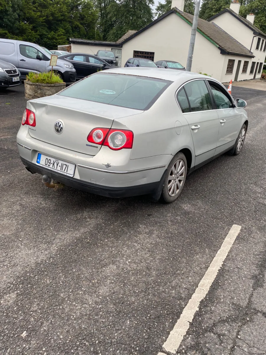 Volkswagen Passat 2009 - Image 2