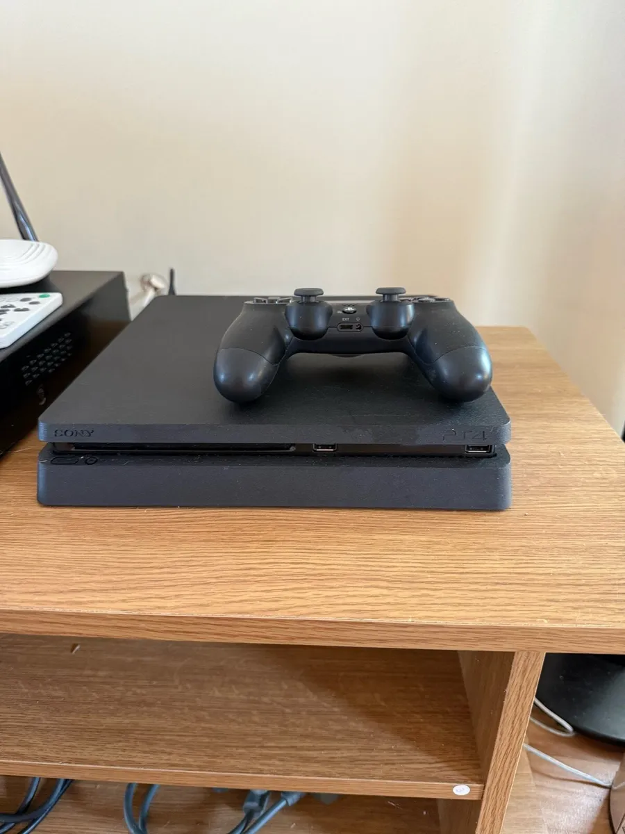 PS4 slim - Image 1