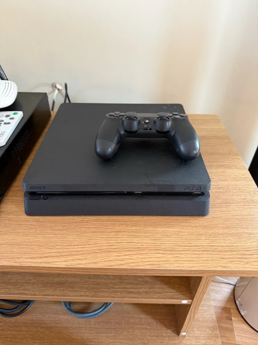 PS4 slim - Image 2