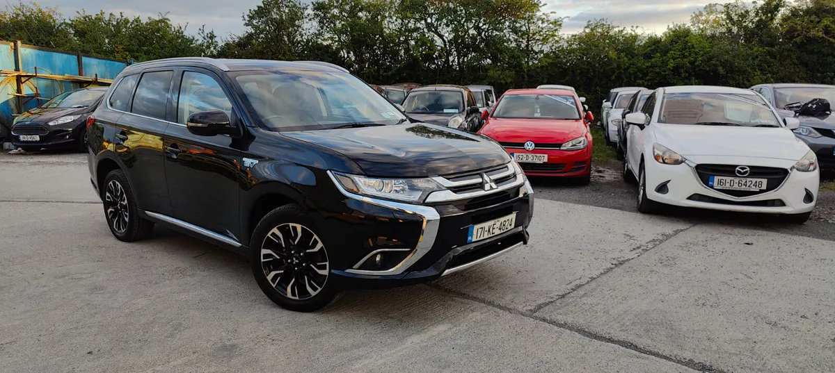 2017 Mitsubishi Outlander Low Milage-mint conditio - Image 2