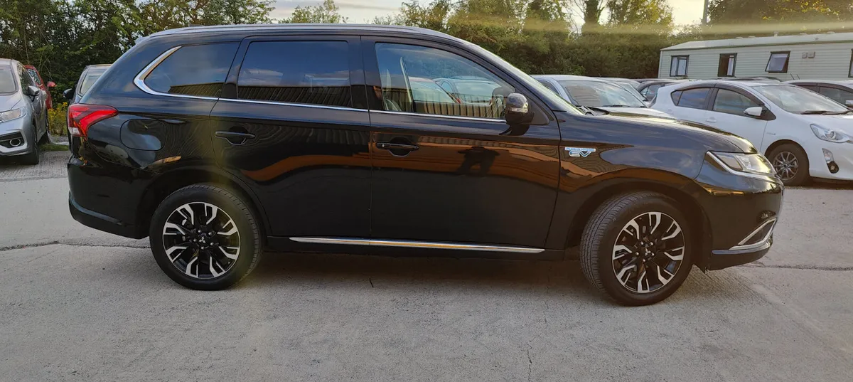 2017 Mitsubishi Outlander Low Milage-mint conditio - Image 3
