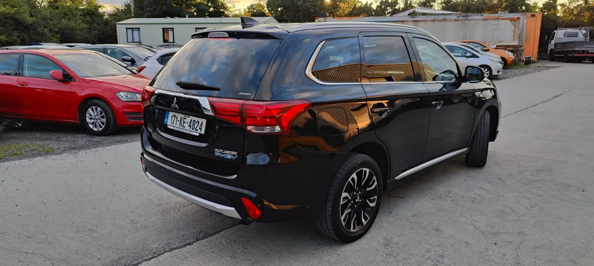 2017 Mitsubishi Outlander Low Milage-mint conditio - Image 4