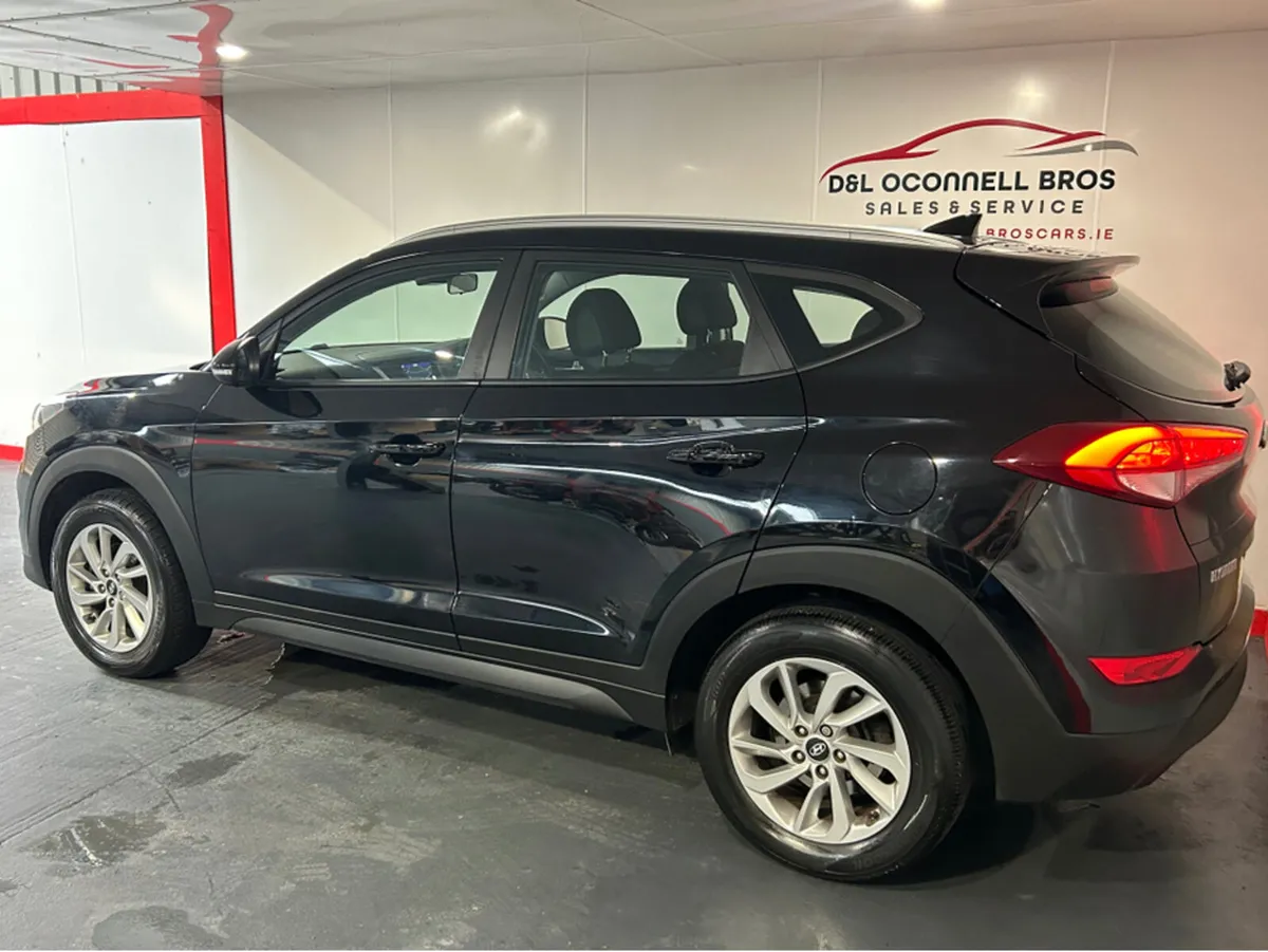 Hyundai Tucson 1.7 SE NAV BLD 116PS 5DR - Image 2