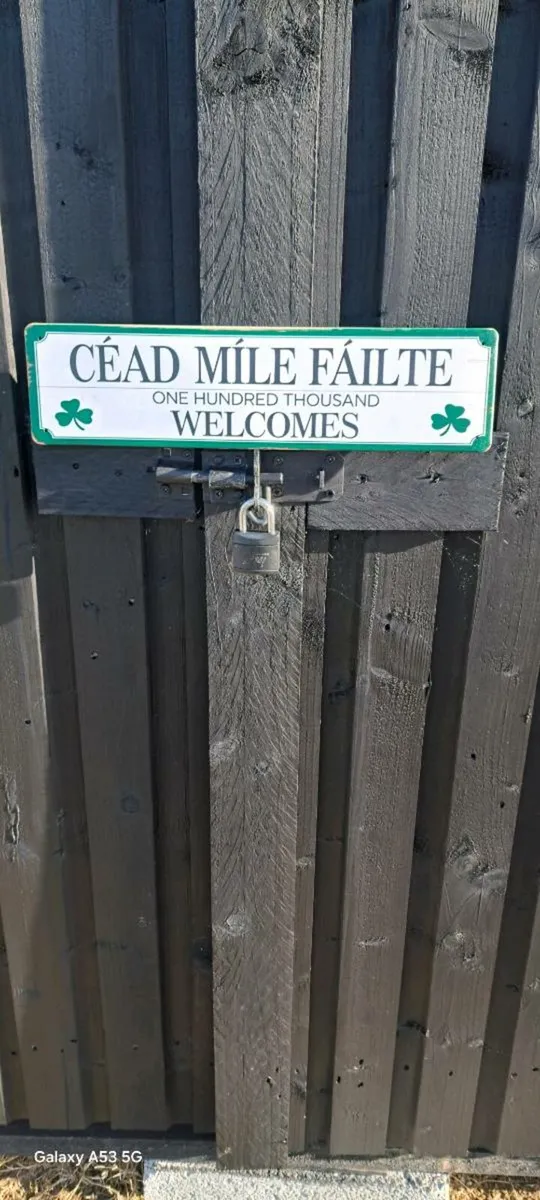 Cead mile falta  sign