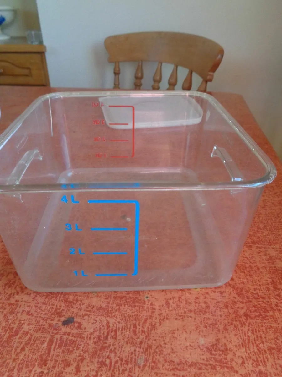 Rubbermaid Kitchen Container for Sale - Image 4