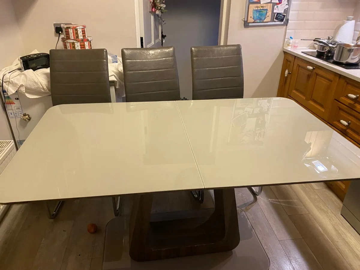 Kitchen table and Chairs - Image 1