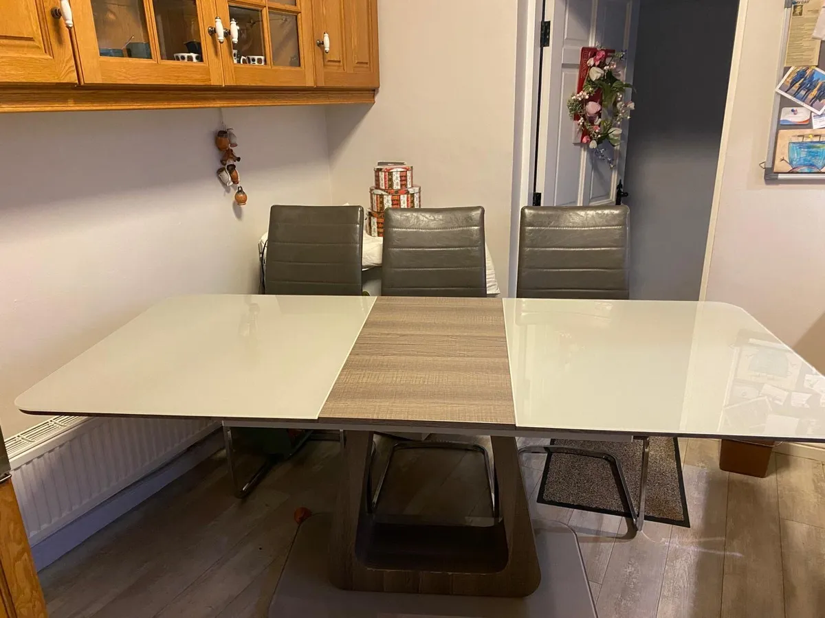 Kitchen table and Chairs - Image 3