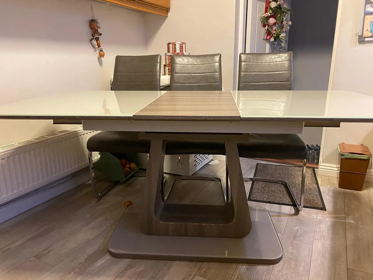 Kitchen table and Chairs - Image 4