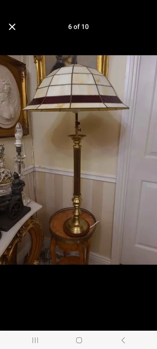 Very large brass and tiffany lamp - Image 4