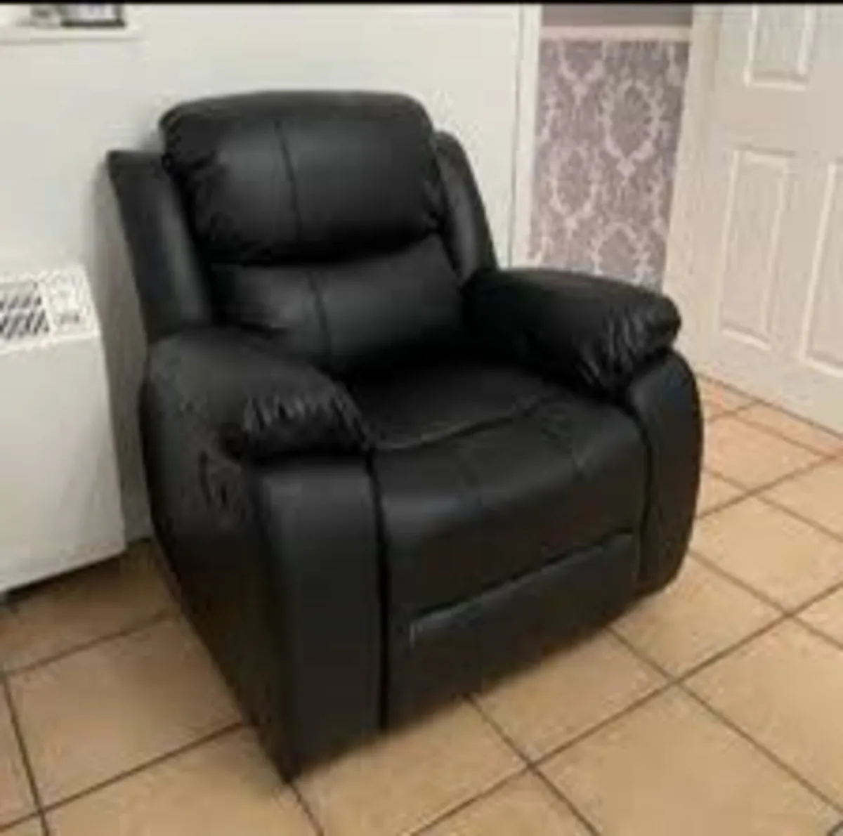 Brand new lether recliner arm chairs reduced