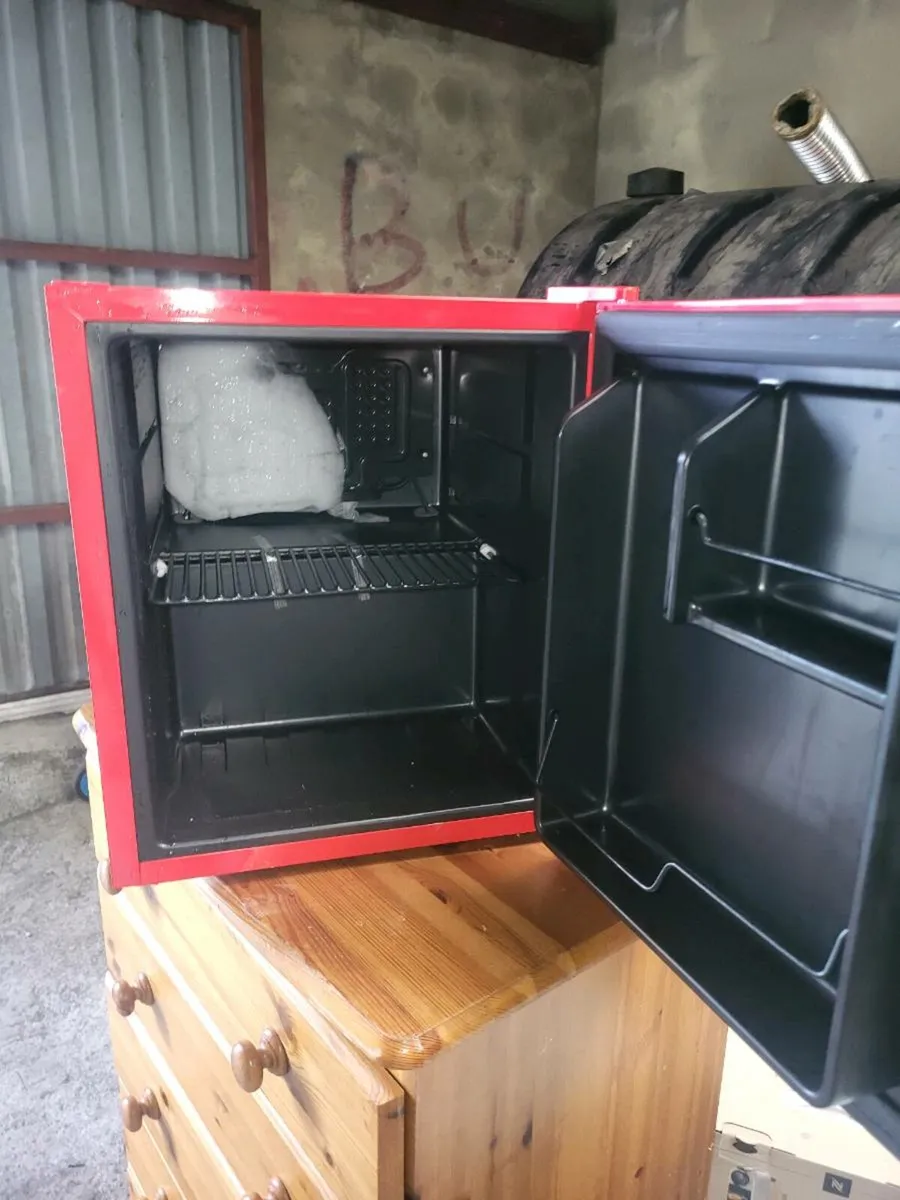 Small mini fridge - Image 2