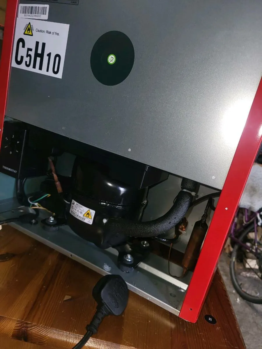 Small mini fridge - Image 4
