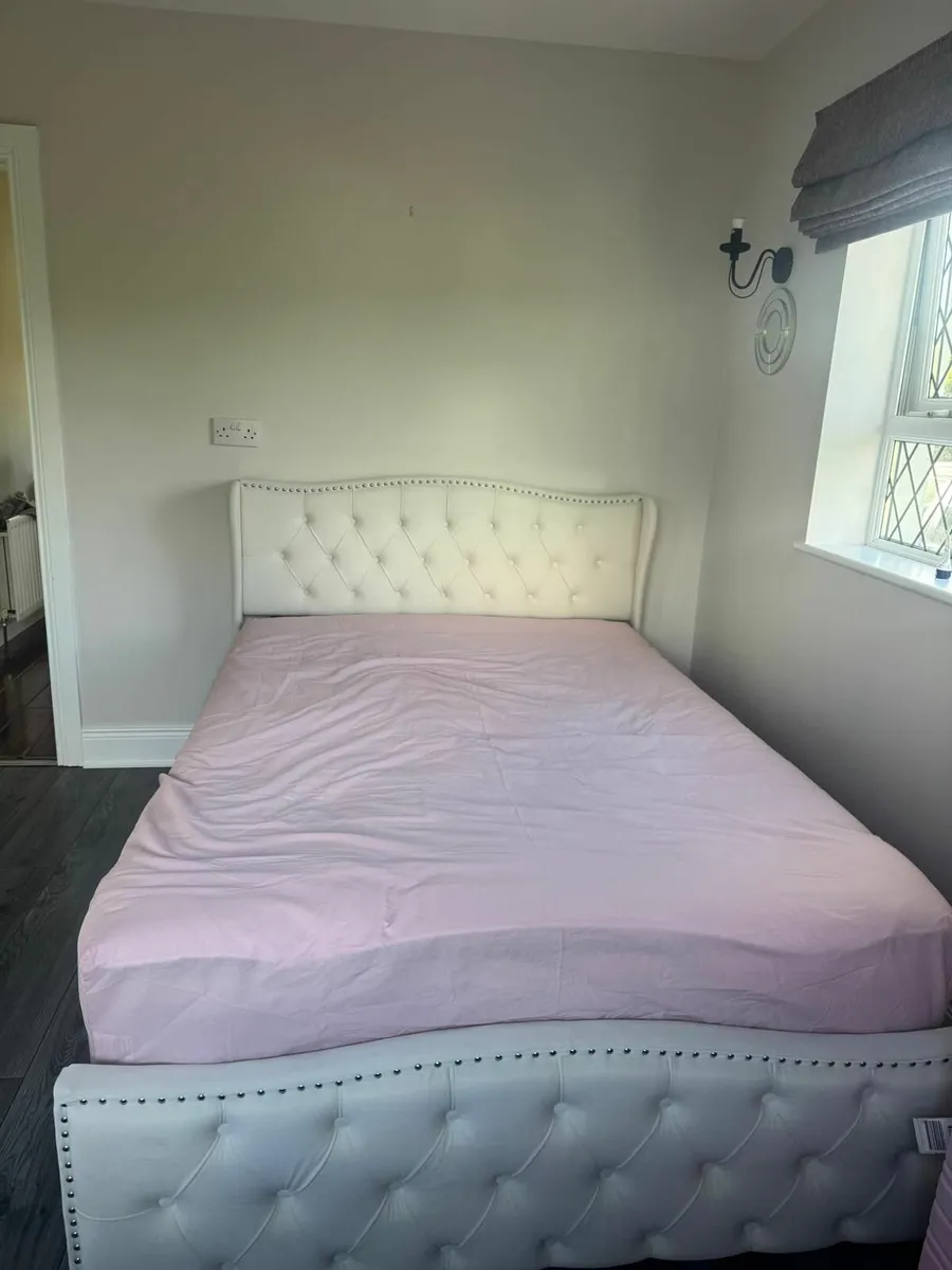 Double bed - Image 1