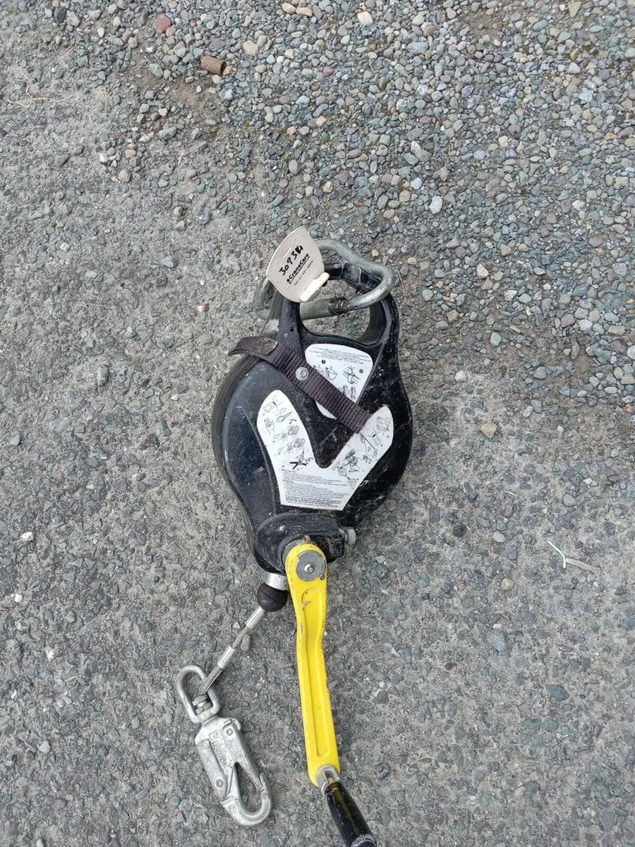 Confined space wench - Image 1