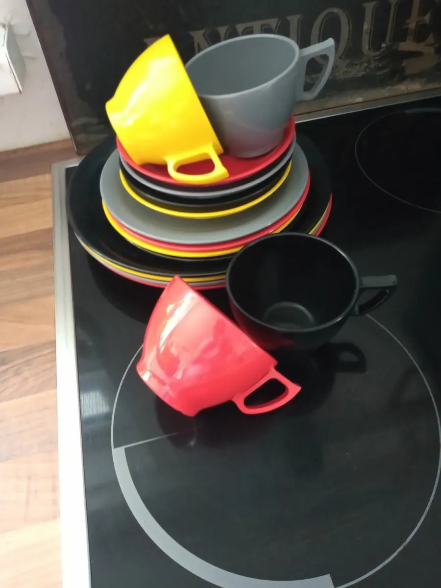 Vintage 1950s melware camper van / picnic set - Image 2