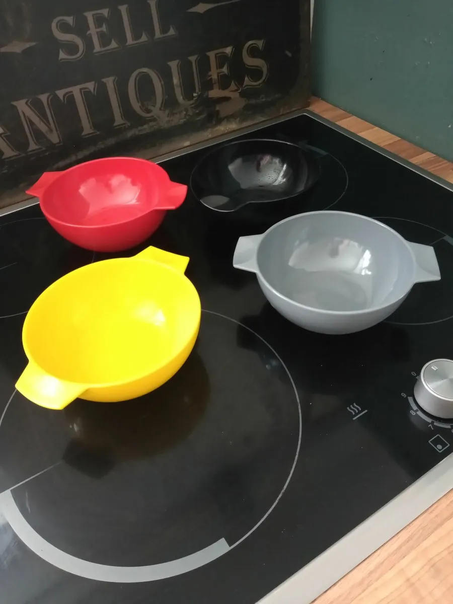 Vintage 1950s melware camper van / picnic set - Image 3