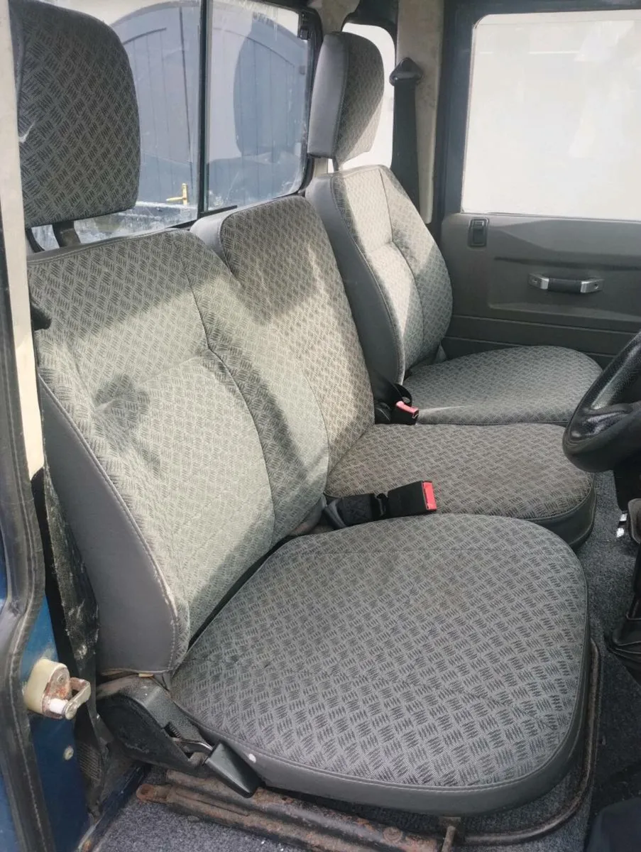 Defender seats, check plate and Matts - Image 1